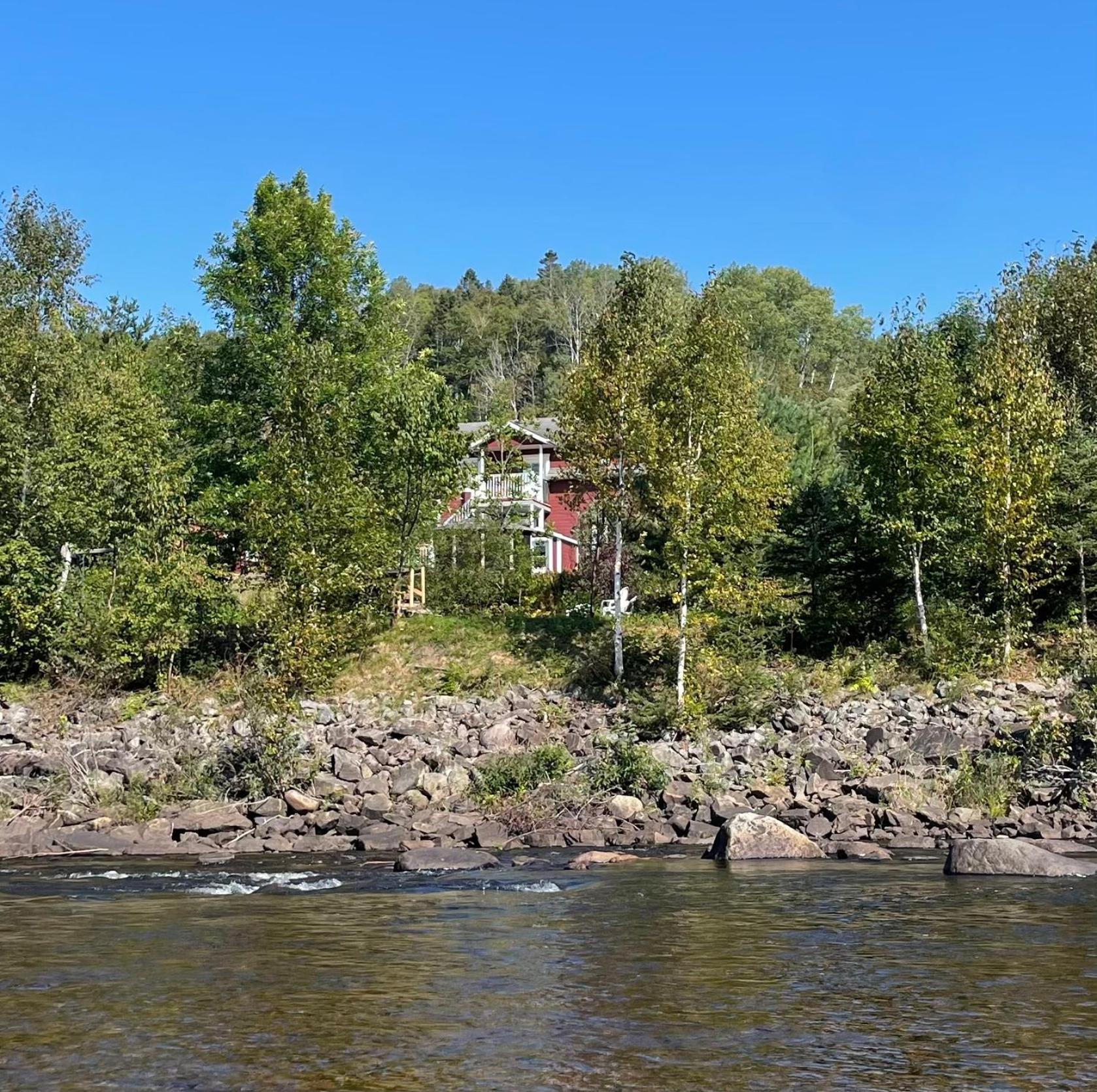 Belle Maison Avec Vue Sur La Riviere Ель'Анс-Сен-Жан Екстер'єр фото